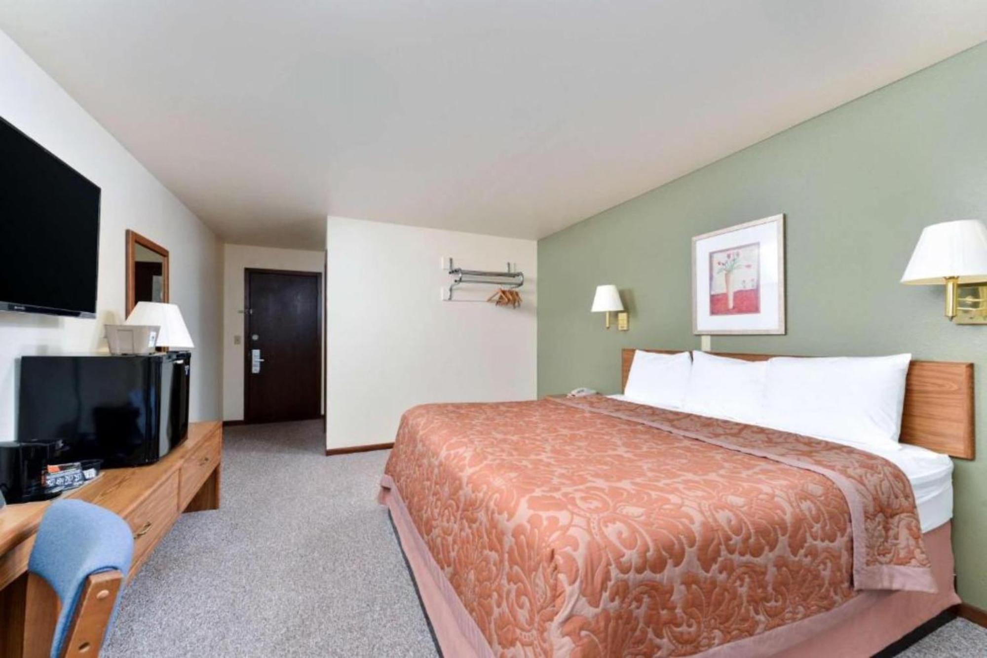 Hotel Staples By Oyo At Hwy 10 Mn 2*