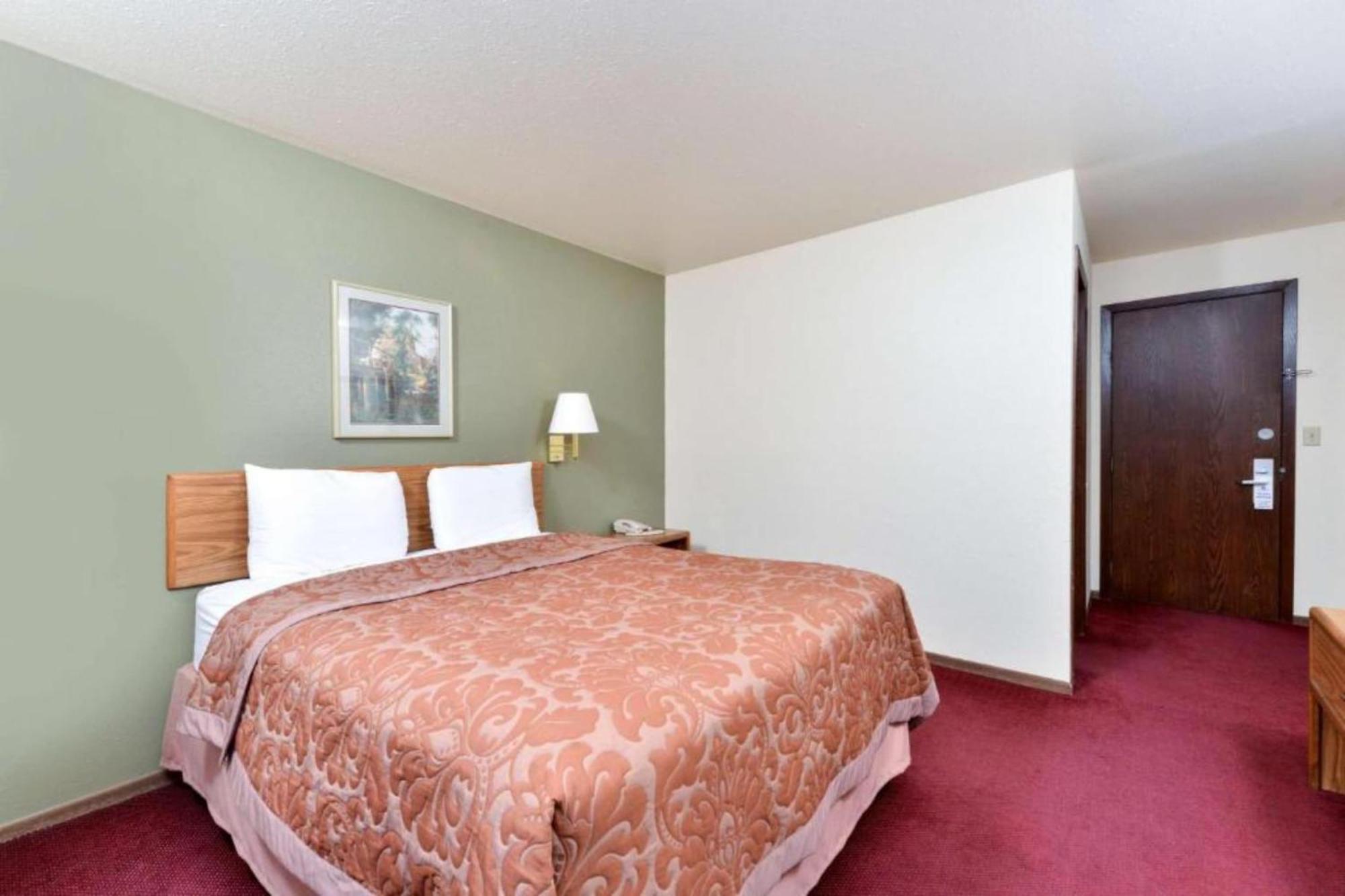 Staples By Oyo At Hwy 10 Mn Hotel Motley