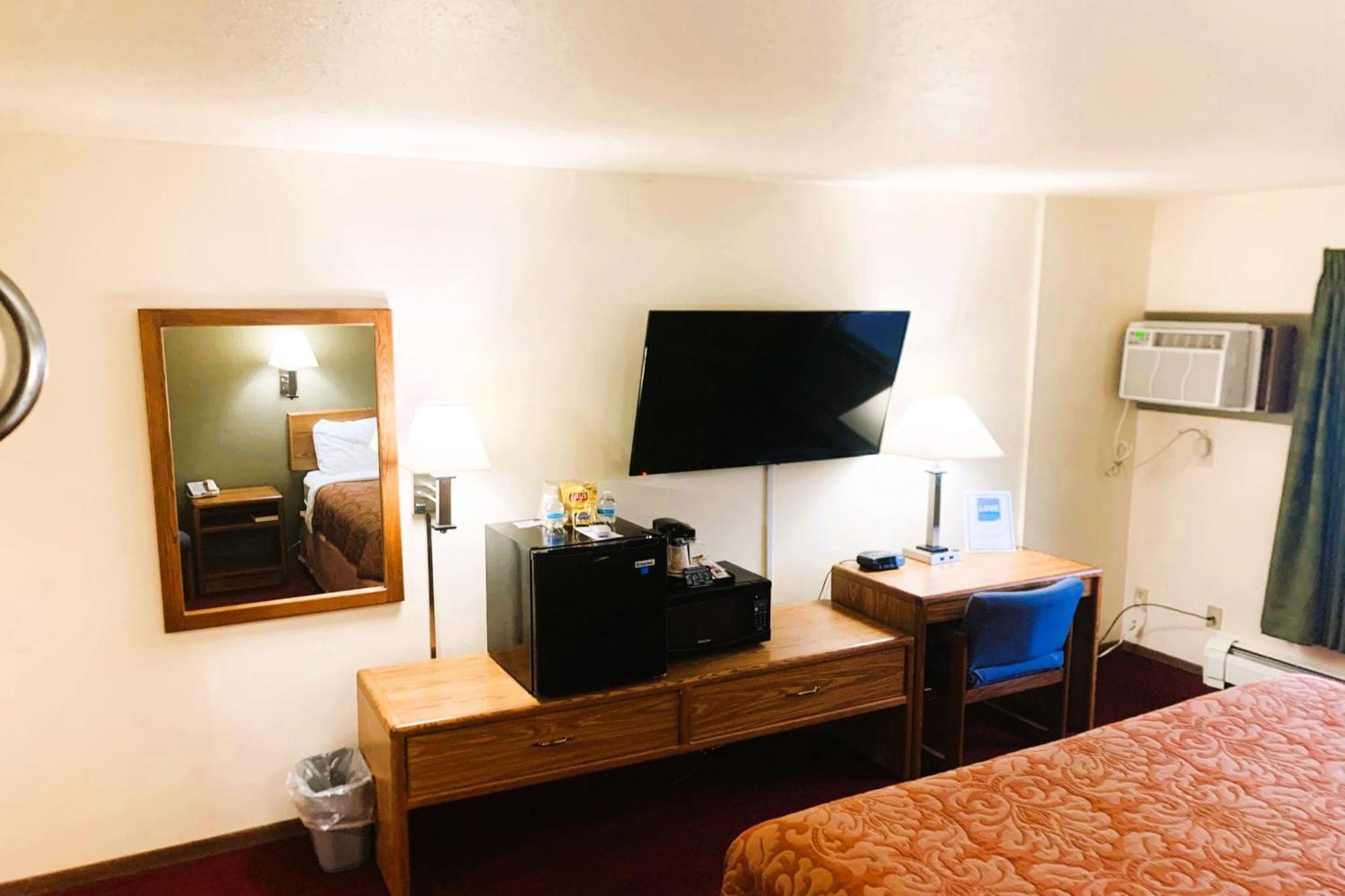 Hotel Staples By Oyo At Hwy 10 Mn 2*