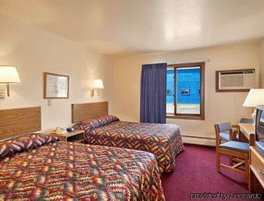 Hotel Staples By Oyo At Hwy 10 Mn 2*